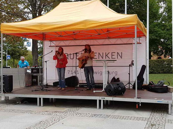 Sängerin und Gitarrist auf der Querdenken-Bühne