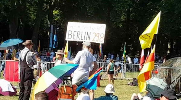 Hinweistafel schwarz auf weiß für die Demo am 29. August in Berlin
