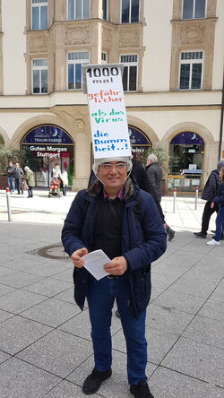 Mann mit Slogan als lange Liste auf dem Kopf