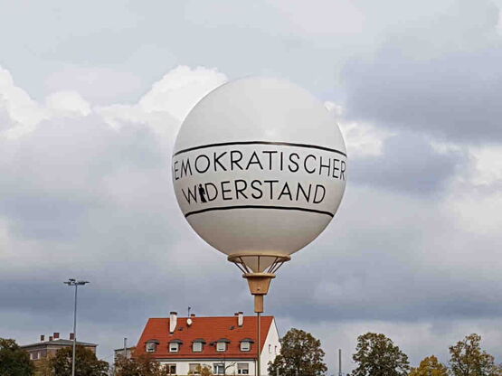 Großer weißer Gasluftballon vor bewölktem Himmel