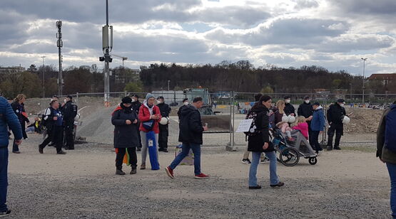 Polizei vor Baustelle am Wasen