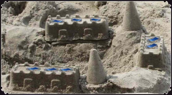 Kollage - Eine Sandburg mit blauen Liegestühlen