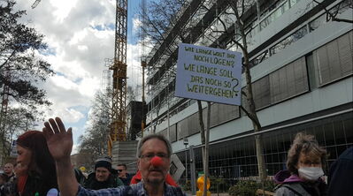 Mr. Rednose winkend mit Plakat