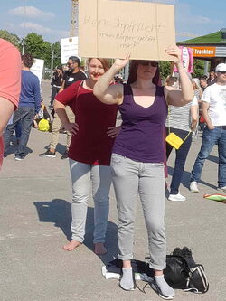 Zwei sommerlich gekleidete Damen mit Statement