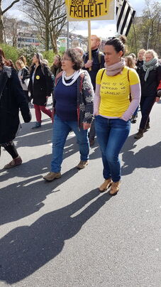 Frau im gelben Shirt