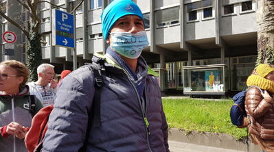 Mann mit Maske unter der Nase