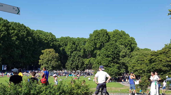 Kleiner Schlossplatz Stuttgart - Querdenken Veranstaltung hat schon begonnen.