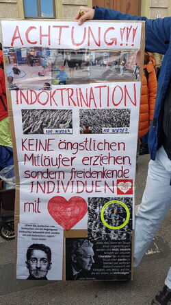 Plakat mit Bildern von jubelnden Nazis