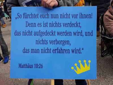 Ein blaues Plakat mit einer gelben Krone untern rechts.