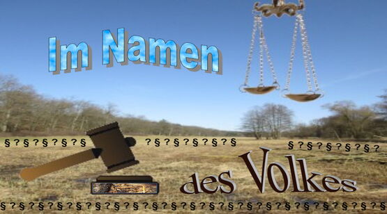 Collage - Richterhammer, Waage, Paragrafzeichen. Text ‚Im Namen des Volkes‘ vor Landschaftshintergrund.