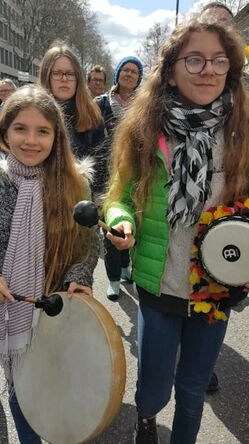 Zwei junge Damen mit schönen langen Haaren und Trommeln