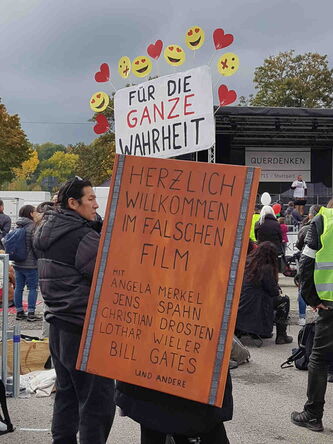Smilies und Herzchen um ein Plakat. und ein rotes großes Plakat.