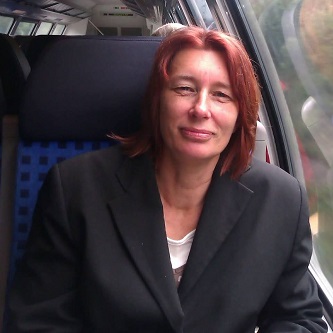 Jenny im Zug im Buisiness-Style